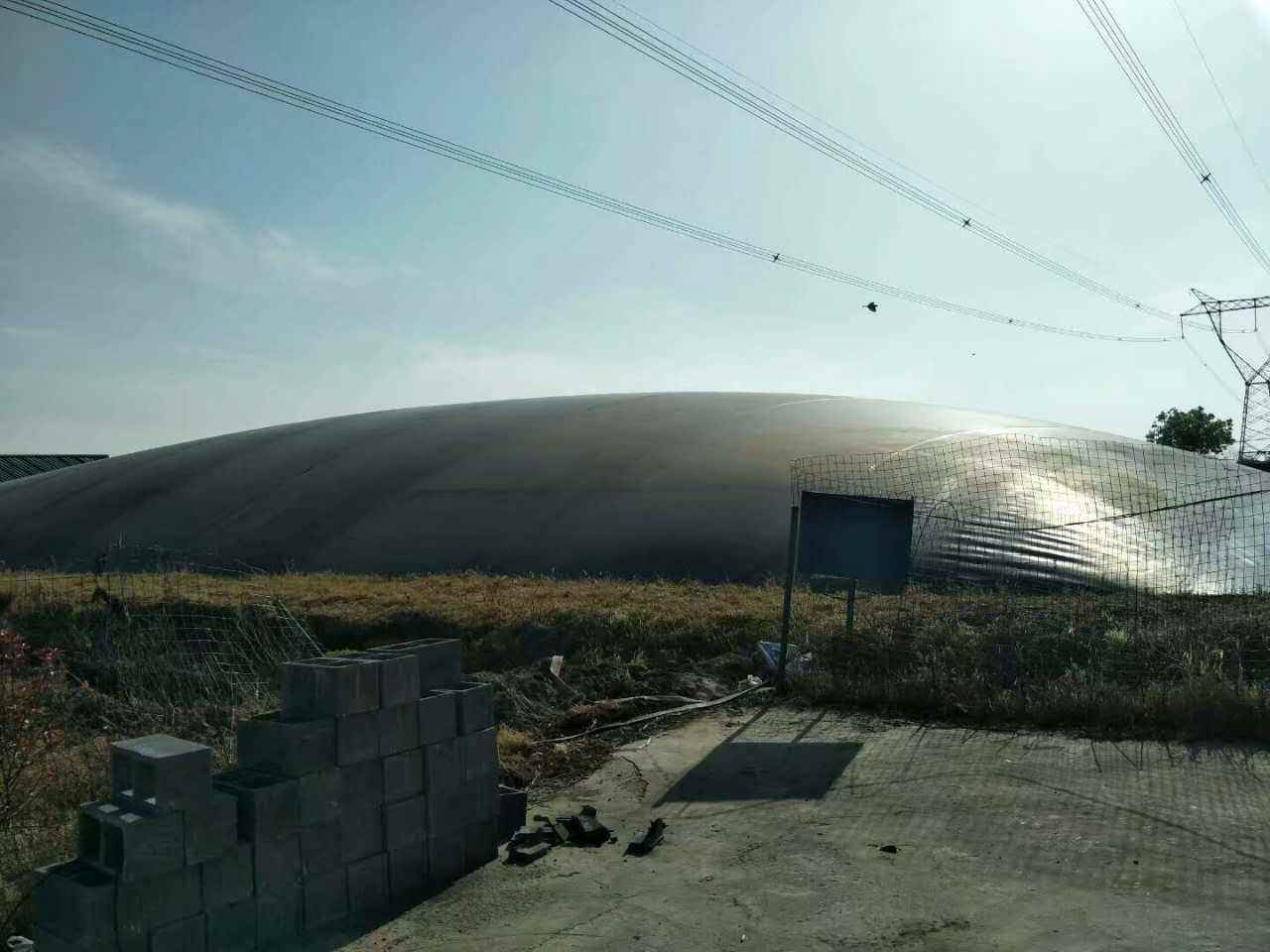 修筑完工的外圍堰鋪設(shè)土工膜表面一定要加寬嗎？